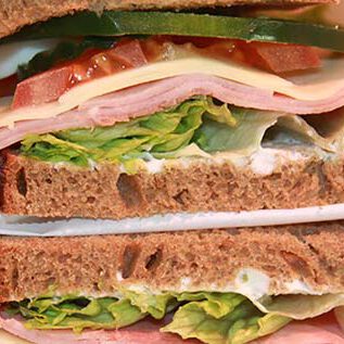 Jausenbrot mit Salat, Gemüse, Schinken und Käse Jausenbrot mit Salat, Gemüse, Schinken und Käse