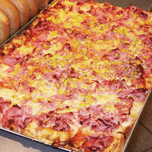 pizzaschnitte Ein Backblech mit Pizzaschnitten