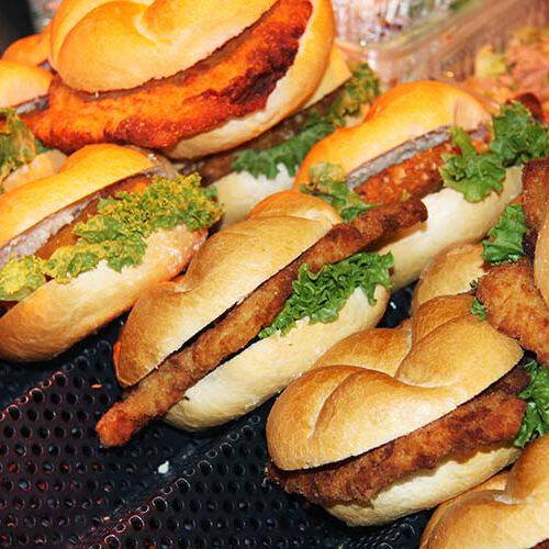 Schnitzelsemmeln und Gemüsesemmeln in der Vitrine Schnitzelsemmeln und Gemüsesemmeln in der Vitrine