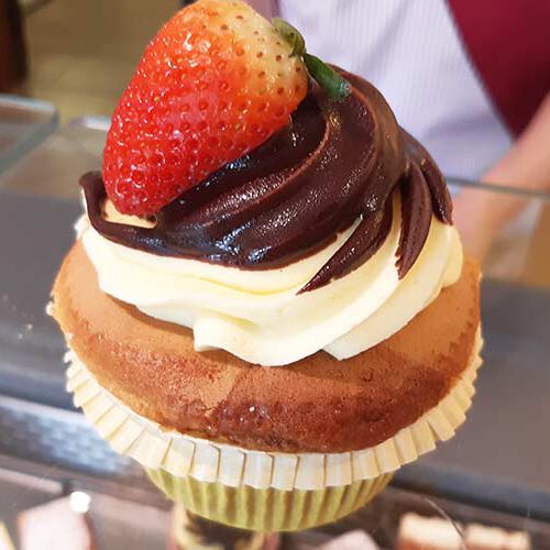 Cupcake mit Erdbeere verziert