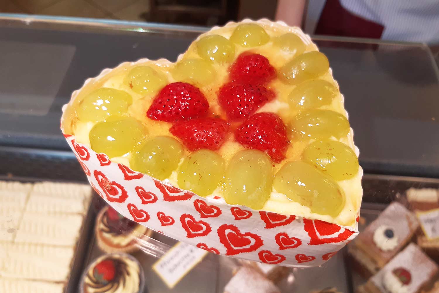 Herzkuchen mit Creme und Obst verziert