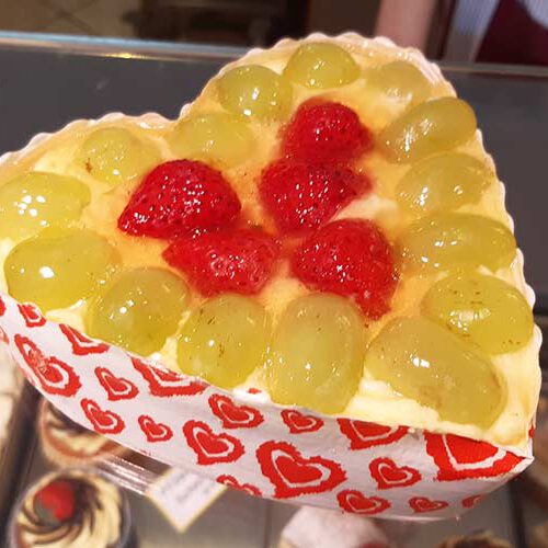 Herzkuchen mit Creme und Obst verziert