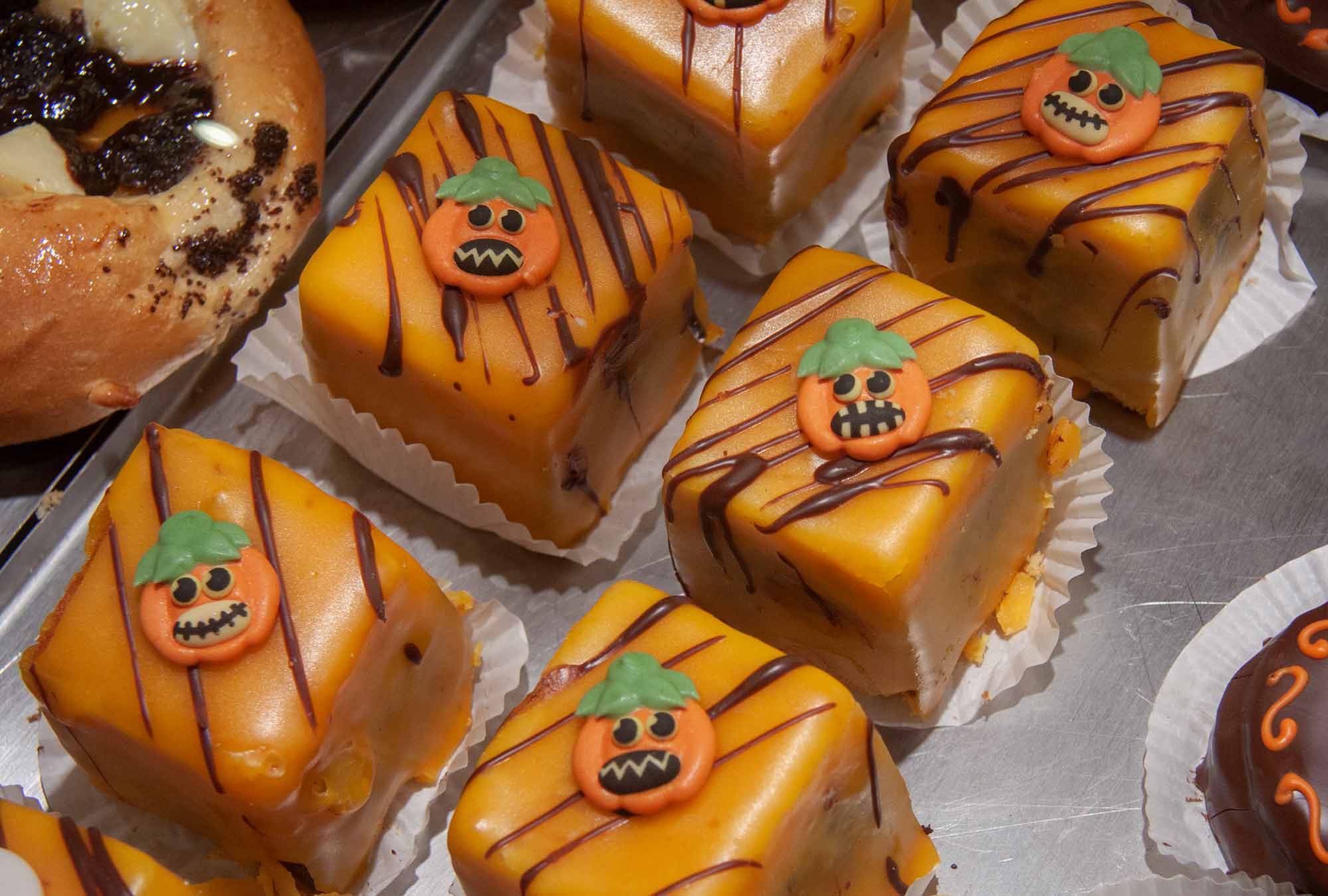 Punschkrapfen mit Halloweenkürbis