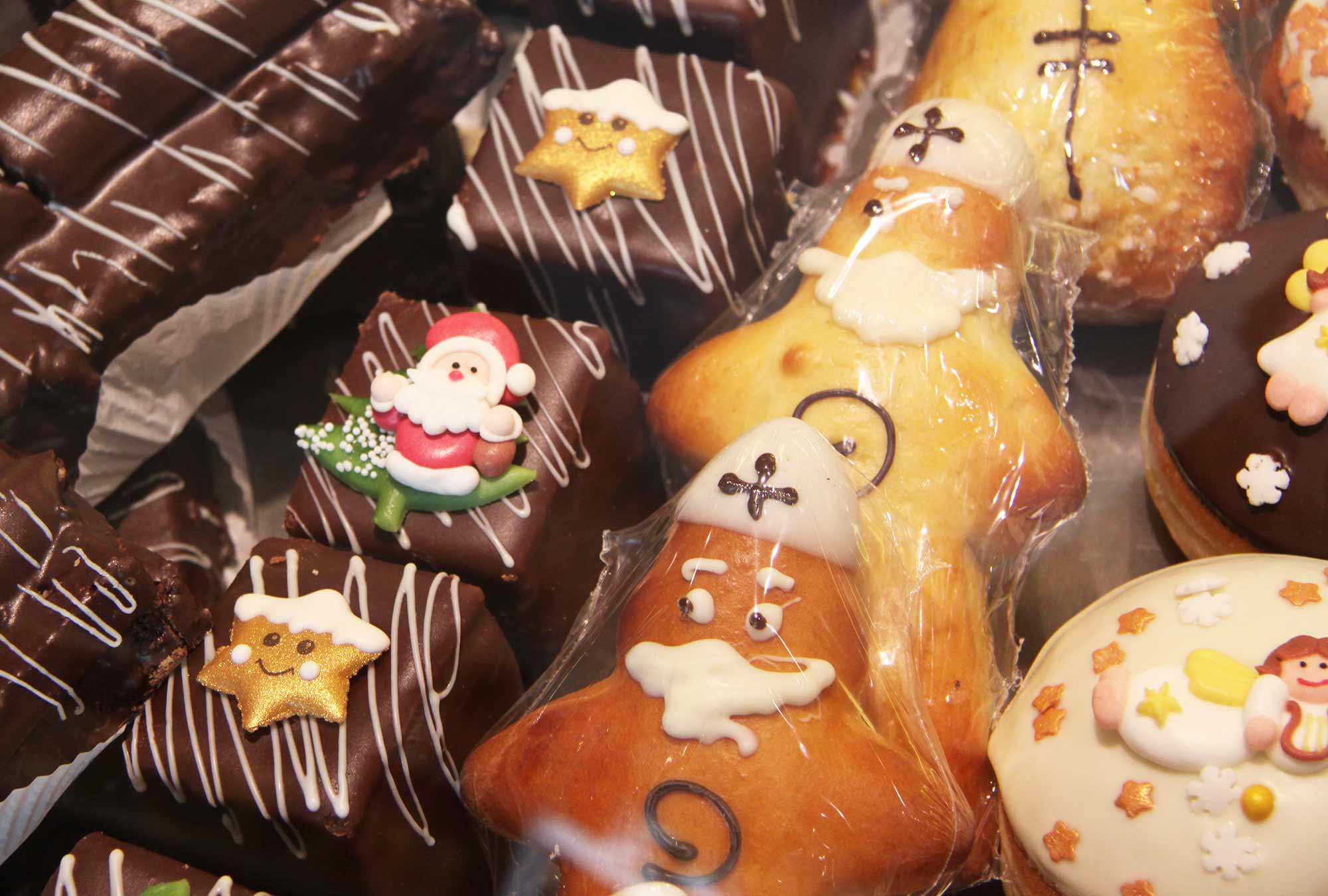 Punschkrapfen weihnachtlich verziert und Nikolaus aus Brioche
