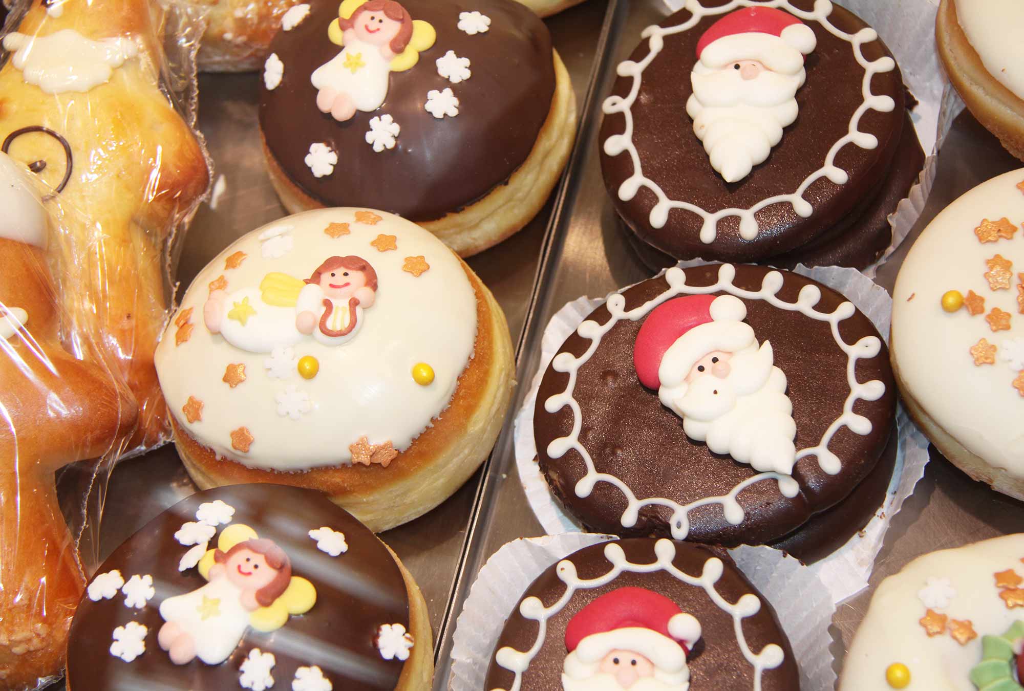Krapfen mit Engerl verziert und Ischler Törtchen mit Nikolaus