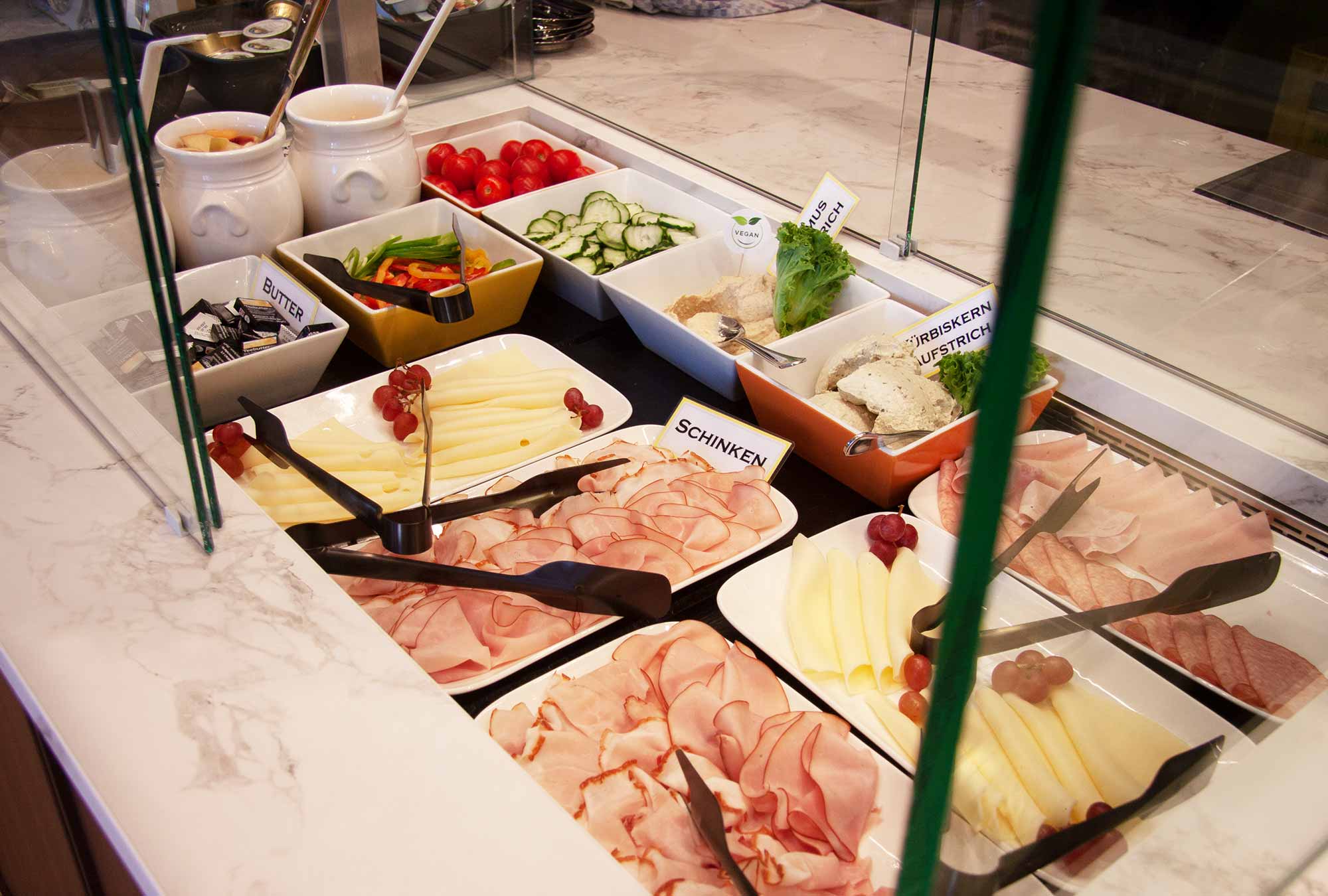 Frühstücksbuffet Kühlvitrine mit Schinken, Käse, Aufstrichen und Gemüse