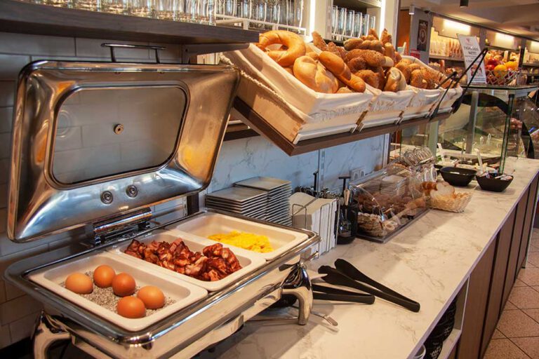 Frühstücksbuffet mit heißer Theke