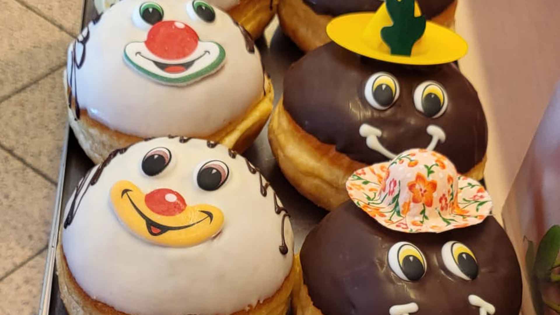 Krapfen mit Gesichter im Fasching