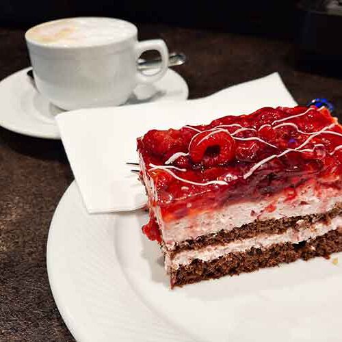 Melange mit Himbeer-Schoko-Schnitte