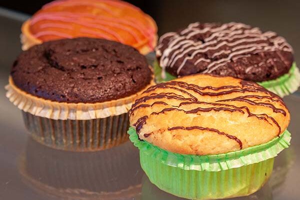 Vier verschieden gefüllte Muffins.