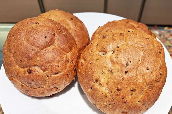 4 Stück Dreikornweckerl auf einem weißen Teller