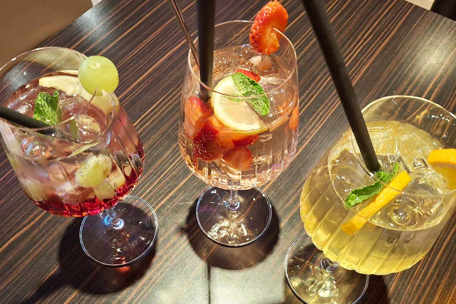 Drei Gläser mit Fruchspritzer in verchiedenen Sorten.