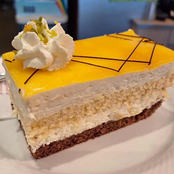 Ein Stück Mango-Joghurt-Schnitte.