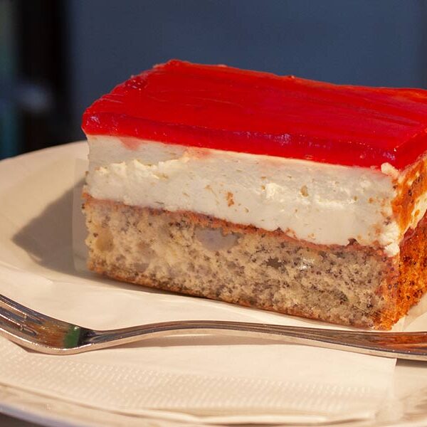 Ein Stück Topfen-Mohn-Schnitte auf einem Teller