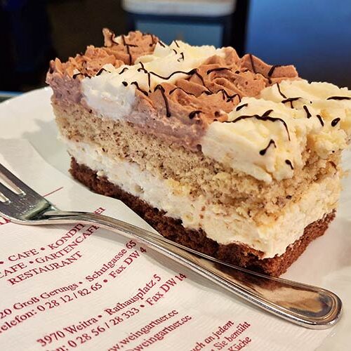 Ein Stück Haselnuss-Schoko Schnitte
